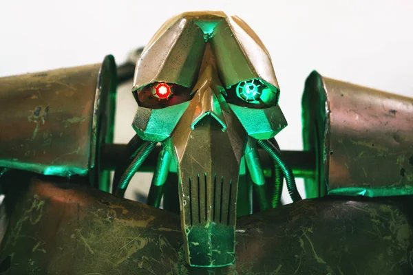 Железный робот с красными и зелеными глазами — стоковое фото