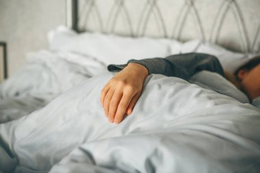 Uyuyan bir kızın eli..