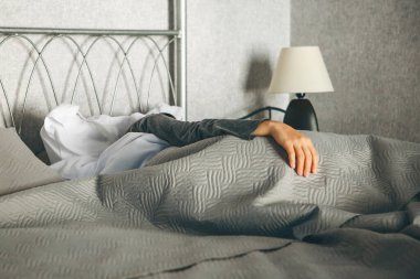 Uyuyan bir kızın eli..