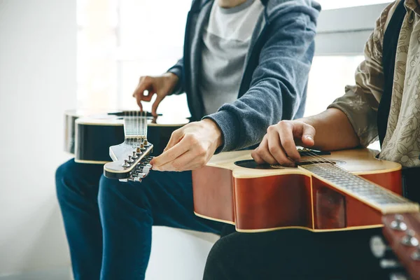 Aprender a tocar guitarra — Fotografia de Stock