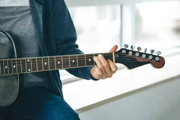 Гітарист грає на гітарі — стокове фото
