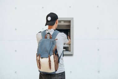 Turist daha fazla seyahat için ATM 'den para çekiyor..