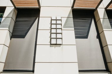 Simetrik kapalı pencereler ve duvar