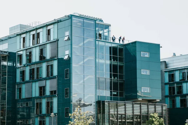 Alemania, Berlín, 20 de junio de 2019: Bonita vista de un edificio moderno en Berlín — Foto de Stock