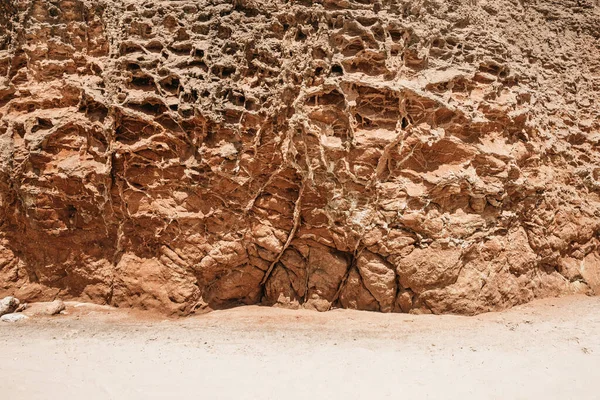 Αμμώδης θέα διάβρωσης εδάφους. Ρίζες δέντρων στην επιφάνεια — Φωτογραφία Αρχείου