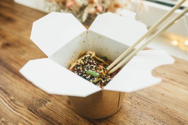 Yakın plan Asya yemekleri, kutuda erişte. Paket yemek..