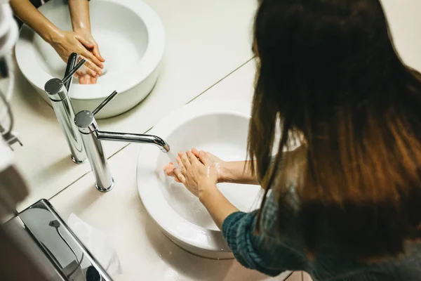 Dívka Umyje Ruce Osobní Hygiena Čistota — Stock fotografie