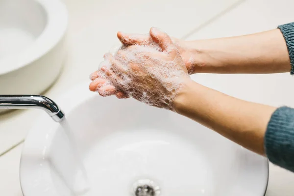 Dívka Myje Ruce Mýdlem Osobní Hygiena Čistota — Stock fotografie