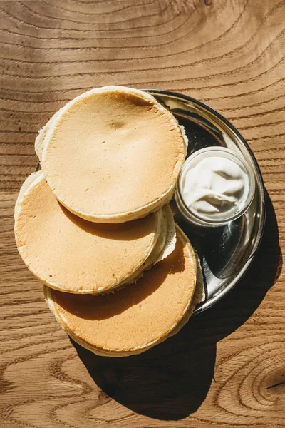 Pancake lezat di atas meja. — Stok Foto