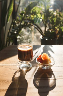 Kahve ve şekerlemeler ahşap bir masada, kırsal bir tarzda..