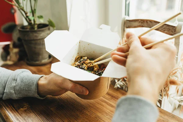 Primer Plano Fideos Una Caja Comida Para Llevar Persona Come —  Fotos de Stock