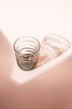 Pembe arka planda cam.