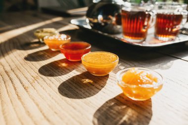 Bir sürü renkli lezzetli reçel ahşap bir masada..