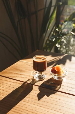 Kahve ve şekerlemeler ahşap bir masada, kırsal bir tarzda..