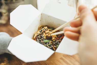 Yakın plan Asya yemekleri. Kutuda erişte.