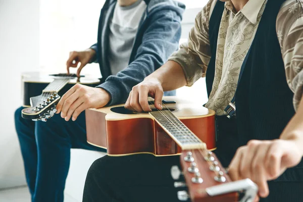 Вчимося Грати Гітарі Вчитель Допомагає Студенту Налаштувати Гітару Пояснює Основи — стокове фото