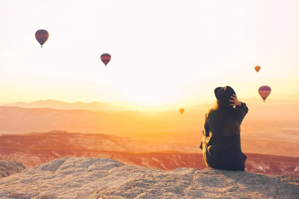 Een Meisje Eenzaamheid Bewondert Hete Lucht Ballonnen Lucht Bij Dageraad — Stockfoto