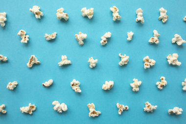 Mavi arka planda patlamış mısır.