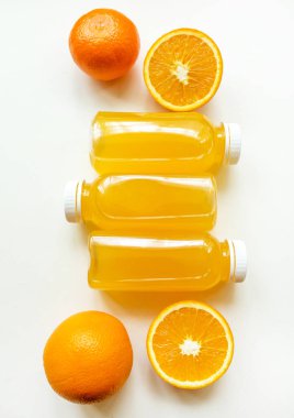 Beyaz arka planda taze sıkılmış portakal suyu ve portakallar.. 