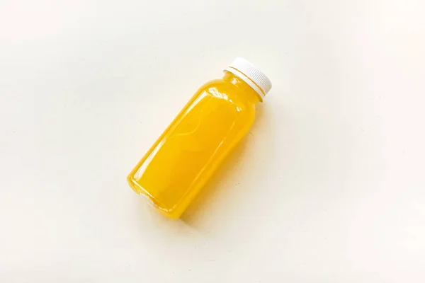 Bottles of freshly squeezed orange juice on a white background. — Zdjęcie stockowe