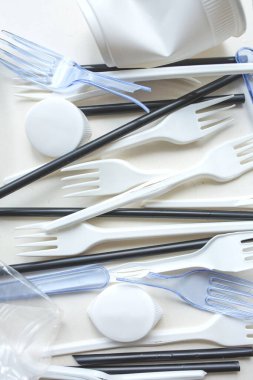 Beyaz arka planda beyaz plastik çöp. Plastik geri dönüşüm ve ekoloji kavramı. Plastik atık, çatal bıçak. 