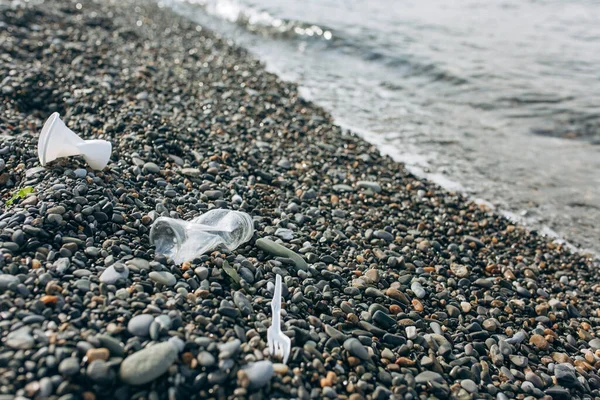 Műanyag szemét a tengerparton. — Stock Fotó