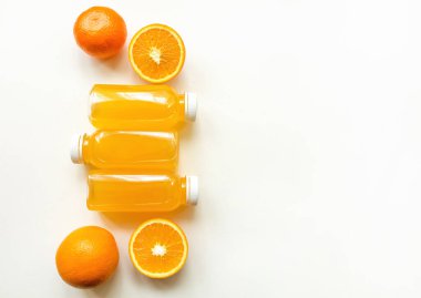 Beyaz arka planda taze sıkılmış portakal suyu ve portakallar.. 