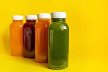 Sarı arka planda meyve ve sebzelerin taze meyve suları ya da meyve suları.. 