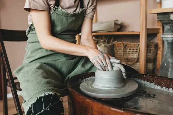 Kvinnlig keramik tillverkare eller krukmakare som arbetar med keramik hjul i verkstad. Kreativa människor och hantverk keramik klass koncept. — Stockfoto