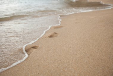 Kumdaki bir plajda yıkar bir dalga