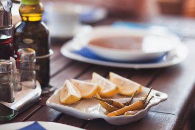 limon ve biber'de bir tabloda bir restoran ile plaka