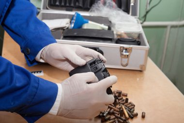 Olay yerinde mermi uzman resimleri. soruşturma