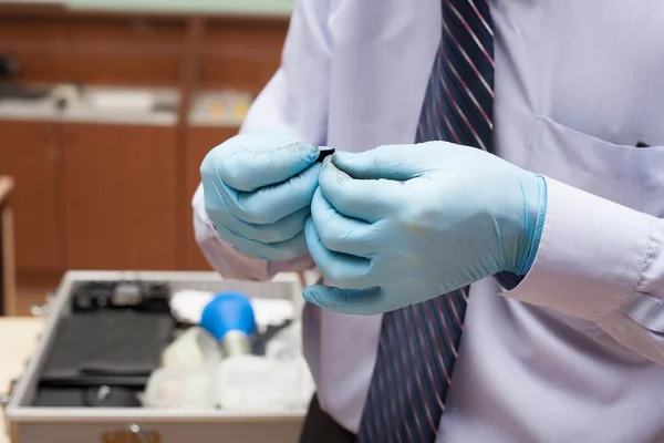 El experto toma huellas digitales. investigación del delito . — Foto de Stock