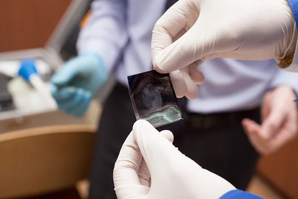 El experto toma huellas digitales. investigación del delito . — Foto de Stock