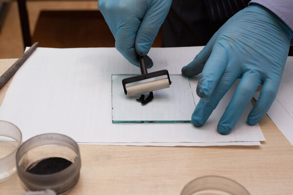 Эксперт снимает отпечатки пальцев. расследование преступления
.