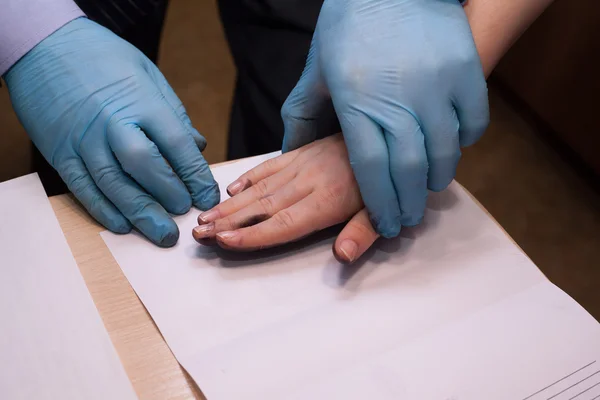 El experto toma huellas digitales. investigación del delito . — Foto de Stock