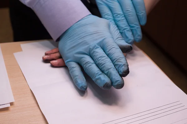 Эксперт снимает отпечатки пальцев. расследование преступления . — стоковое фото