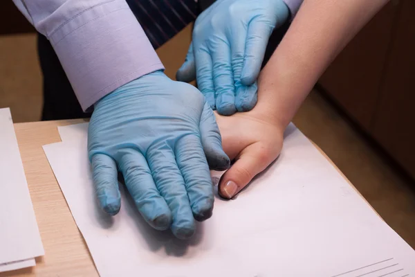 El experto toma huellas digitales. investigación del delito . — Foto de Stock