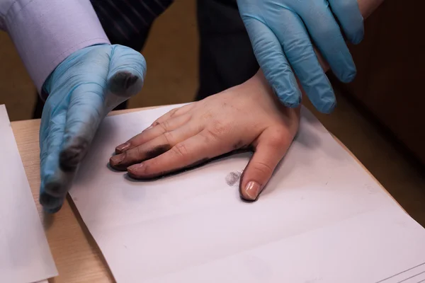Эксперт снимает отпечатки пальцев. расследование преступления . — стоковое фото