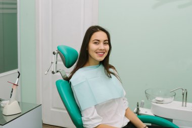 diş hekimi resepsiyonda üzerinde güzel kadın.