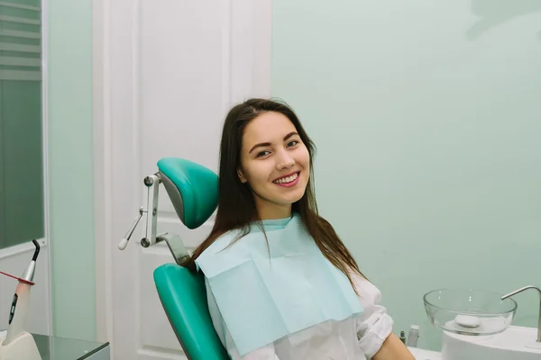 美丽的女人，对接待去看牙医. — 图库照片