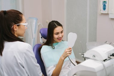 diş hekimi resepsiyonda üzerinde güzel kadın.