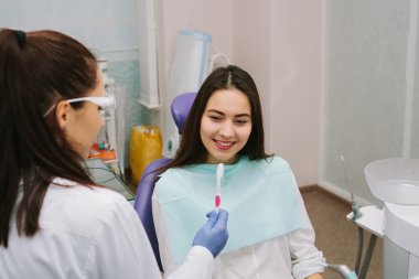 diş hekimi resepsiyonda üzerinde güzel kadın.