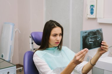 diş hekimi resepsiyonda üzerinde güzel kadın.