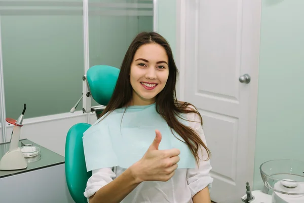 Piękne kobiety na odbiór u dentysty. — Zdjęcie stockowe
