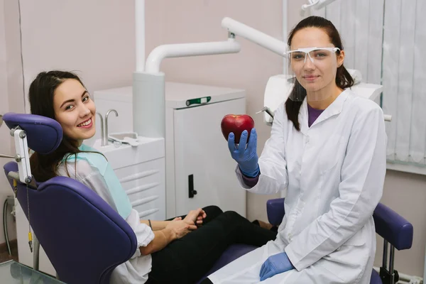 Hermosa mujer en recepción en el dentista . — Foto de Stock