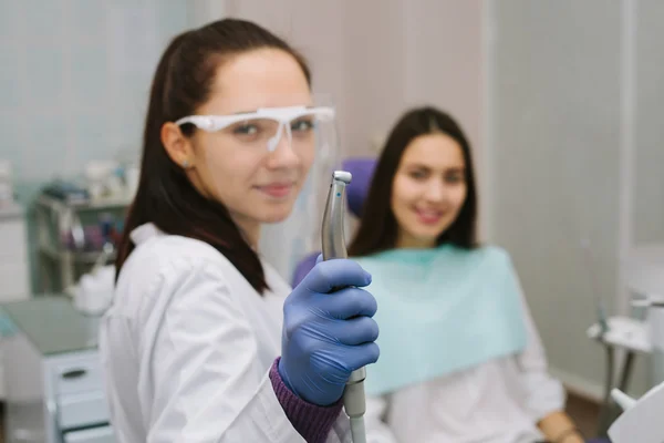 Hermosa mujer en recepción en el dentista . — Foto de Stock