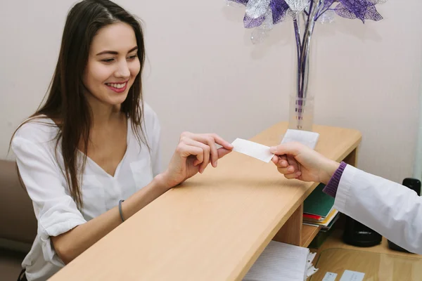 Schöne Frau an der Rezeption beim Zahnarzt. — Stockfoto