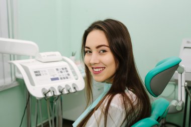 diş hekimi resepsiyonda üzerinde güzel kadın.