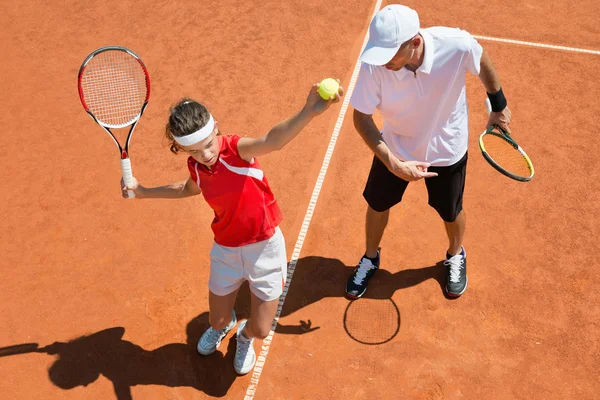 Practicing tennis service with tennis coach — Stock Photo, Image